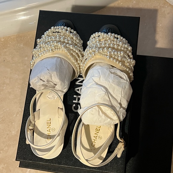 Stunning two tone lambskin/pearls Chanel other open shoes NWT - Picture 5 of 7
